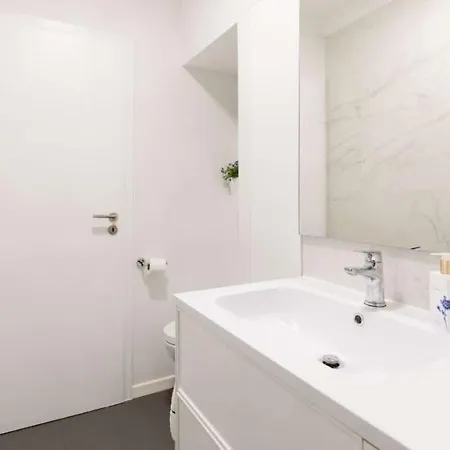 Immaculate Fully-equipped Two-bedroom In With An Amazing Panoramic View! アパート リスボン
