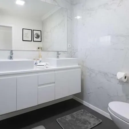 Immaculate Fully-equipped Two-bedroom In With An Amazing Panoramic View! * Лиссабон
